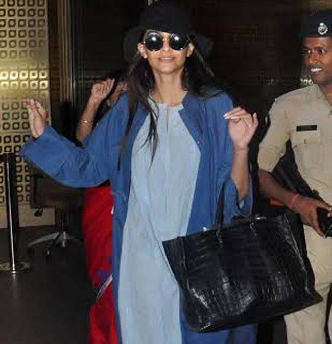 Celeb Spotting: दुबई से न्यू ईयर सेलिब्रेट कर फैमली संग लौटे शाहरुख