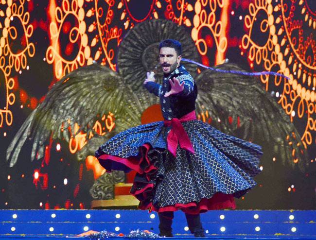 मुंबई पुलिस के शो 'उमंग 2016' में बॉलीवुड सितारों ने दिखाया जलवा