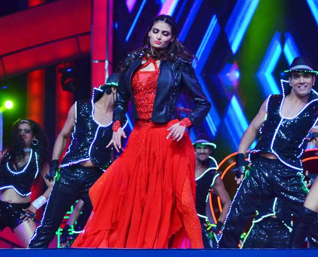 मुंबई पुलिस के शो 'उमंग 2016' में बॉलीवुड सितारों ने दिखाया जलवा