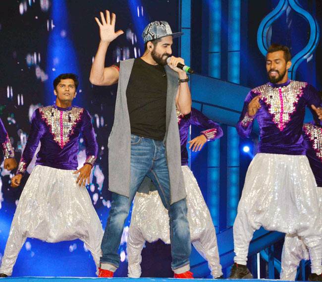 मुंबई पुलिस के शो 'उमंग 2016' में बॉलीवुड सितारों ने दिखाया जलवा