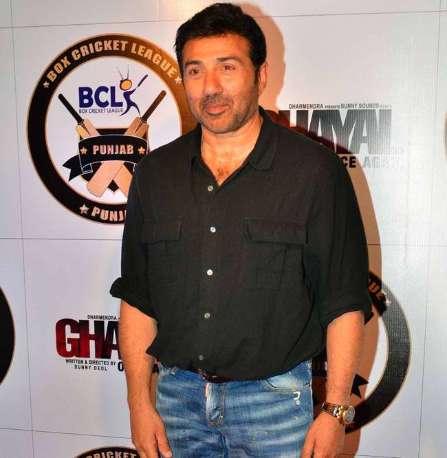 Celeb Spotting: सनी लियोन-जरीन खान ट्रेवल लुक में भी शानदार