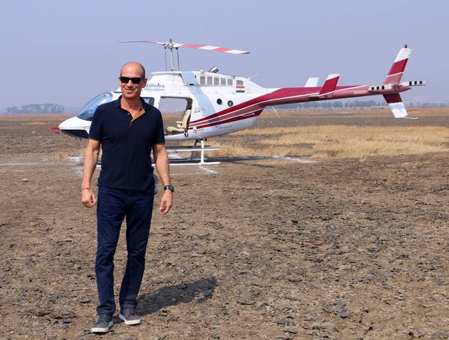 US टीवी राइटर, प्रोड्यूसर हावर्ड गॉर्डन ने अनिल कपूर से मुलाकात की