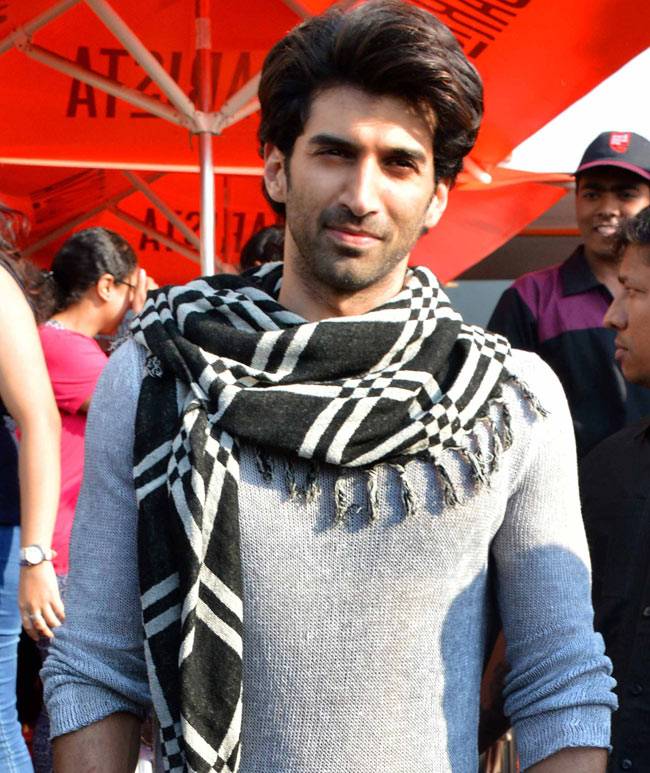 Celeb Spotting: सनी लियोन-जरीन खान ट्रेवल लुक में भी शानदार