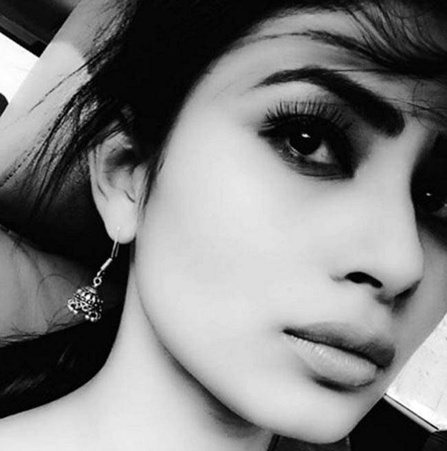 'नागिन' का यह बिकिनी लुक आपने पहले नहीं देखा होगा