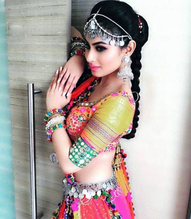 'नागिन' का यह बिकिनी लुक आपने पहले नहीं देखा होगा