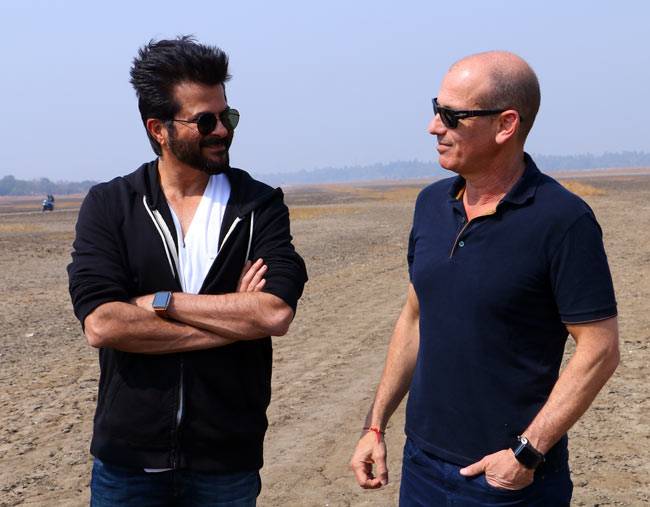 US टीवी राइटर, प्रोड्यूसर हावर्ड गॉर्डन ने अनिल कपूर से मुलाकात की