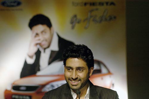 समंदर के बीच बच्चन परिवार ने मनाया अभिषेक का बर्थडे