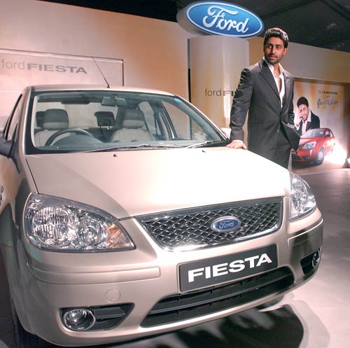 समंदर के बीच बच्चन परिवार ने मनाया अभिषेक का बर्थडे