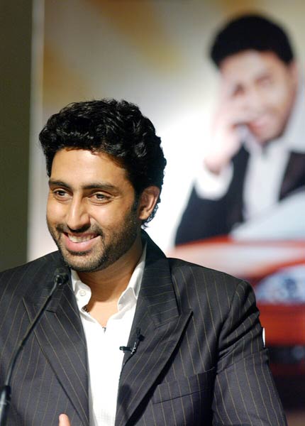 समंदर के बीच बच्चन परिवार ने मनाया अभिषेक का बर्थडे