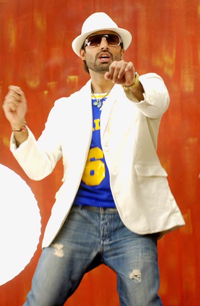 समंदर के बीच बच्चन परिवार ने मनाया अभिषेक का बर्थडे