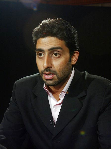 समंदर के बीच बच्चन परिवार ने मनाया अभिषेक का बर्थडे