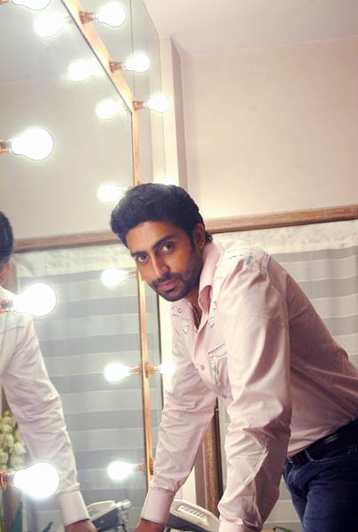 समंदर के बीच बच्चन परिवार ने मनाया अभिषेक का बर्थडे