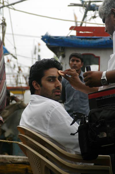 समंदर के बीच बच्चन परिवार ने मनाया अभिषेक का बर्थडे