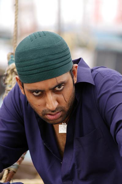 समंदर के बीच बच्चन परिवार ने मनाया अभिषेक का बर्थडे