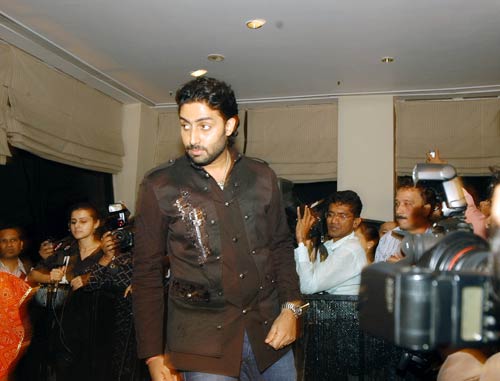 समंदर के बीच बच्चन परिवार ने मनाया अभिषेक का बर्थडे