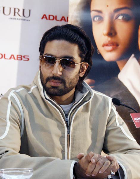 समंदर के बीच बच्चन परिवार ने मनाया अभिषेक का बर्थडे