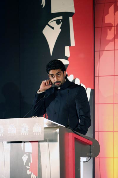 समंदर के बीच बच्चन परिवार ने मनाया अभिषेक का बर्थडे