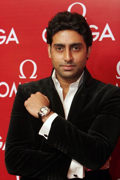 समंदर के बीच बच्चन परिवार ने मनाया अभिषेक का बर्थडे