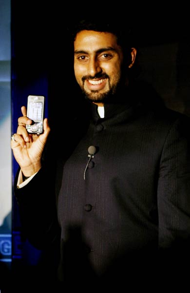 समंदर के बीच बच्चन परिवार ने मनाया अभिषेक का बर्थडे