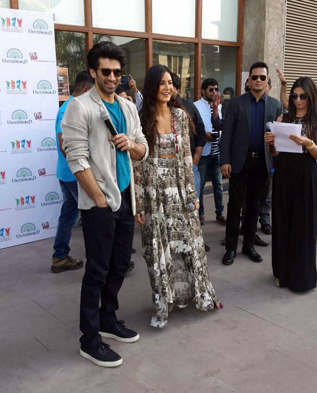 आदित्य और कटरीना ने स्टूडेंट्स के बीच बिखेरा जादू