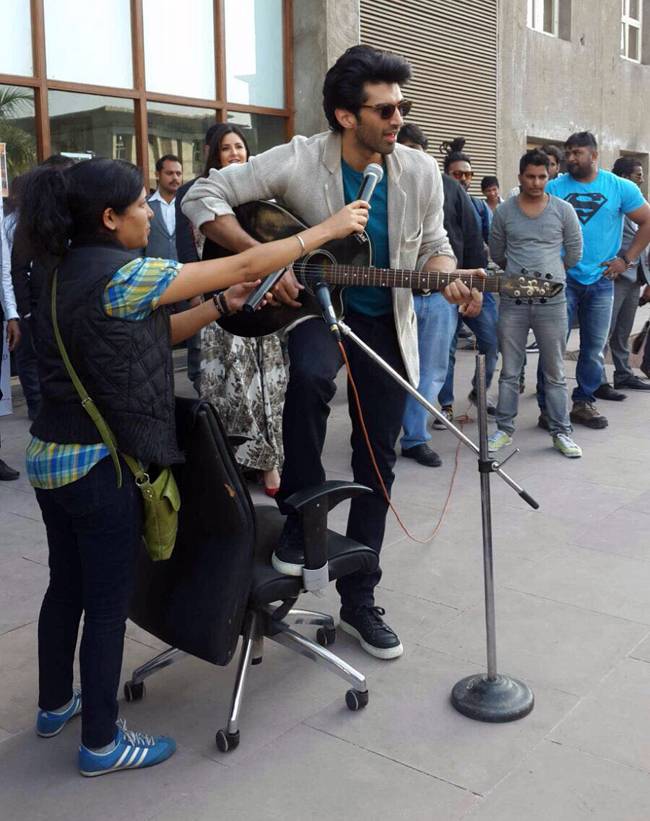 आदित्य और कटरीना ने स्टूडेंट्स के बीच बिखेरा जादू