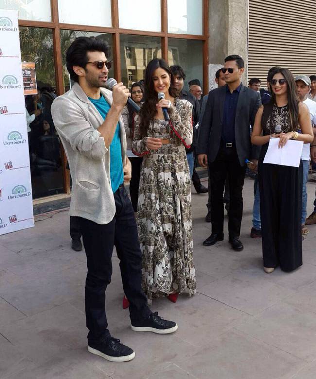 आदित्य और कटरीना ने स्टूडेंट्स के बीच बिखेरा जादू