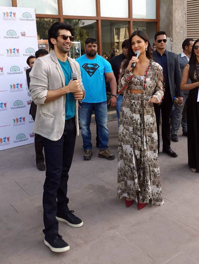 आदित्य और कटरीना ने स्टूडेंट्स के बीच बिखेरा जादू