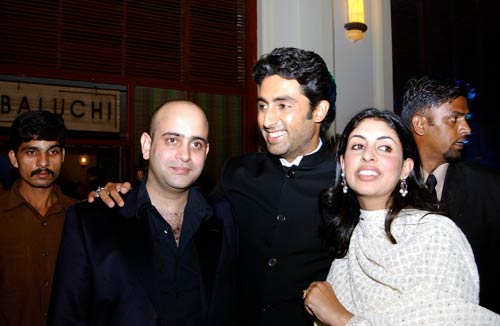 समंदर के बीच बच्चन परिवार ने मनाया अभिषेक का बर्थडे