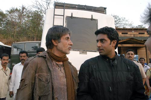 समंदर के बीच बच्चन परिवार ने मनाया अभिषेक का बर्थडे