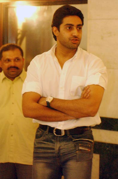 समंदर के बीच बच्चन परिवार ने मनाया अभिषेक का बर्थडे