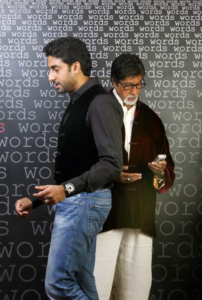 समंदर के बीच बच्चन परिवार ने मनाया अभिषेक का बर्थडे