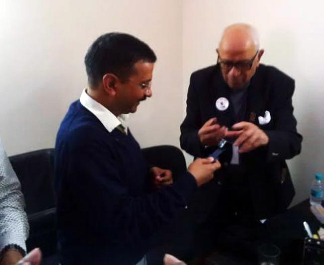 जब केजरीवाल ने पत्नी को Hug करके कहा- 'शुक्रिया'