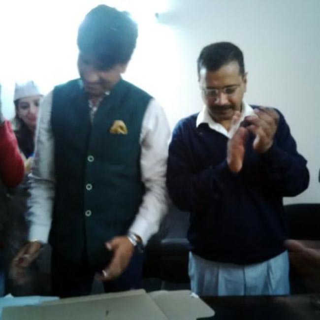 जब केजरीवाल ने पत्नी को Hug करके कहा- 'शुक्रिया'