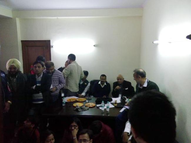 जब केजरीवाल ने पत्नी को Hug करके कहा- 'शुक्रिया'