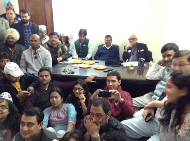 जब केजरीवाल ने पत्नी को Hug करके कहा- 'शुक्रिया'