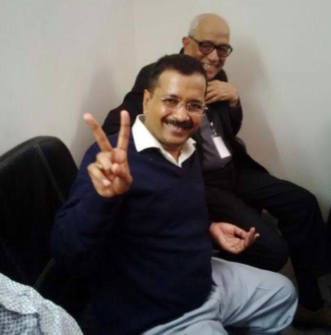 जब केजरीवाल ने पत्नी को Hug करके कहा- 'शुक्रिया'