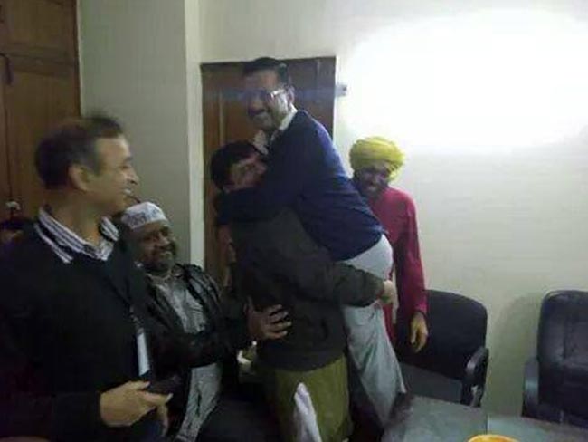 जब केजरीवाल ने पत्नी को Hug करके कहा- 'शुक्रिया'