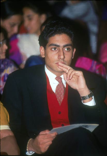 समंदर के बीच बच्चन परिवार ने मनाया अभिषेक का बर्थडे