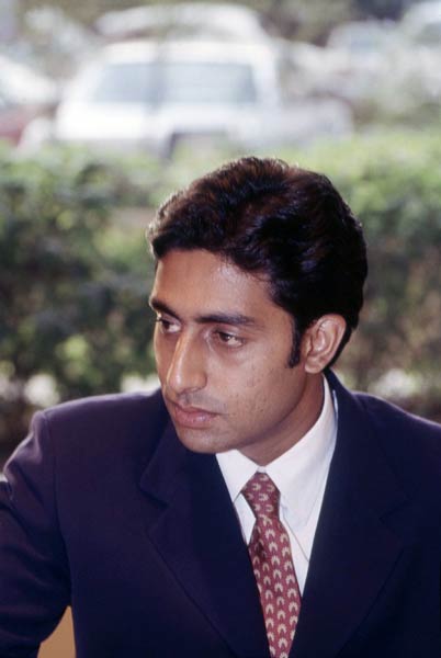 समंदर के बीच बच्चन परिवार ने मनाया अभिषेक का बर्थडे