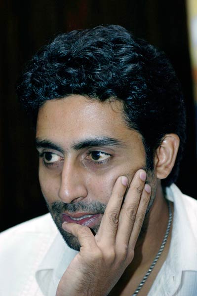 समंदर के बीच बच्चन परिवार ने मनाया अभिषेक का बर्थडे