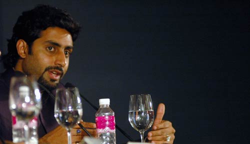 समंदर के बीच बच्चन परिवार ने मनाया अभिषेक का बर्थडे