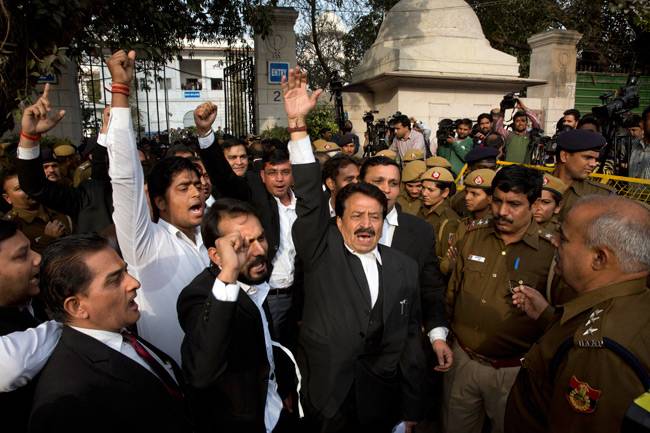 जेएनयू विवाद में हर तरफ गूंज रहा है 'इंकलाब'