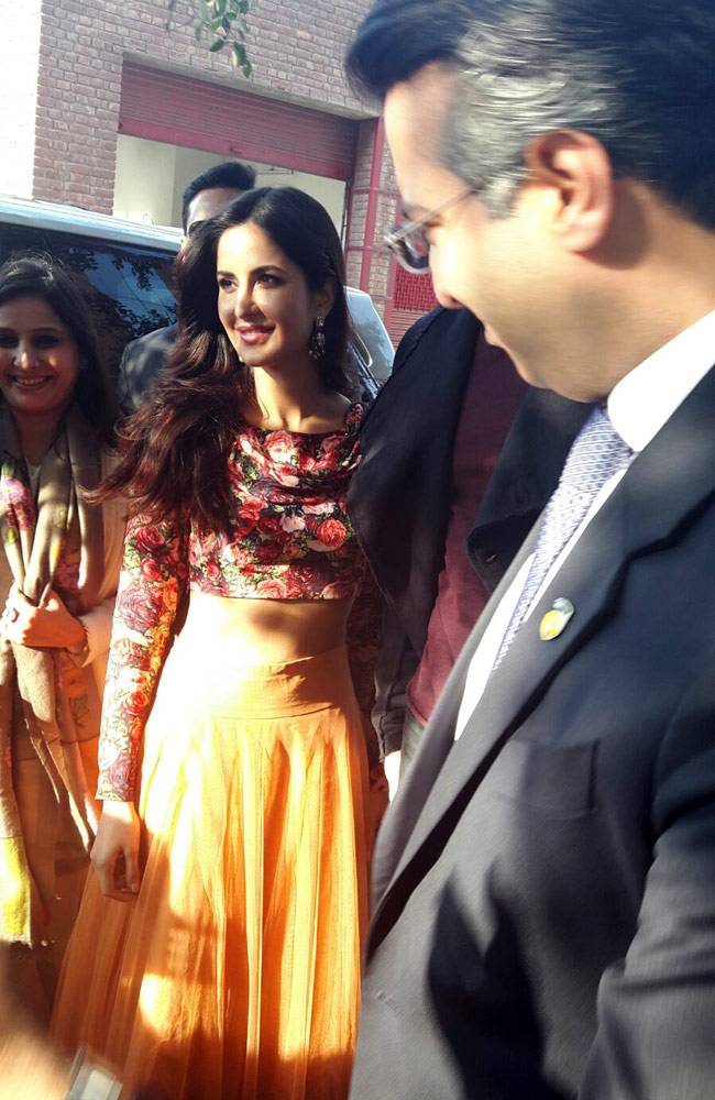 कटरीना-आदित्य पर है 'फितूर' सवार, फैन्स के साथ ली सेल्फी