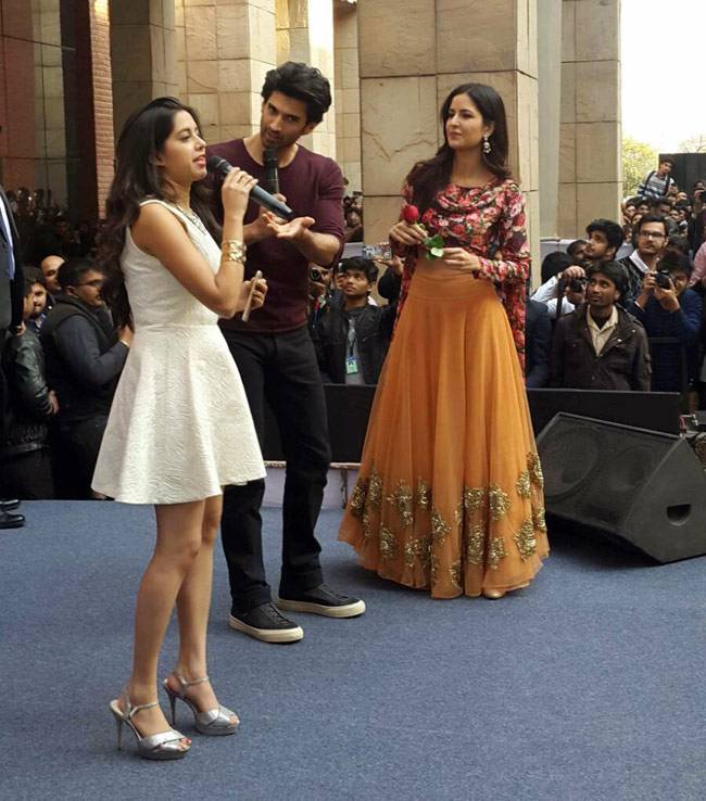 कटरीना-आदित्य पर है 'फितूर' सवार, फैन्स के साथ ली सेल्फी