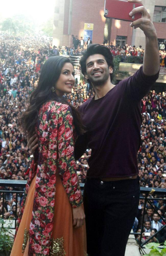 कटरीना-आदित्य पर है 'फितूर' सवार, फैन्स के साथ ली सेल्फी