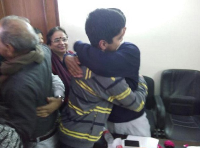 जब केजरीवाल ने पत्नी को Hug करके कहा- 'शुक्रिया'
