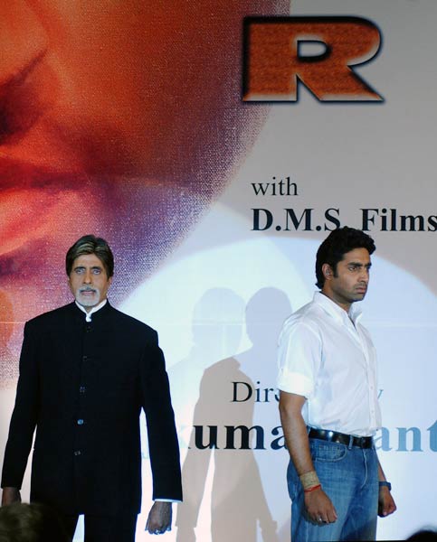 समंदर के बीच बच्चन परिवार ने मनाया अभिषेक का बर्थडे