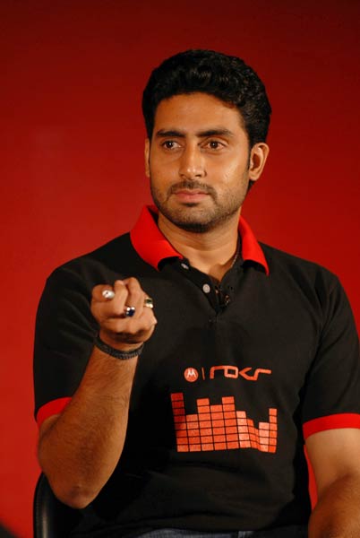 समंदर के बीच बच्चन परिवार ने मनाया अभिषेक का बर्थडे