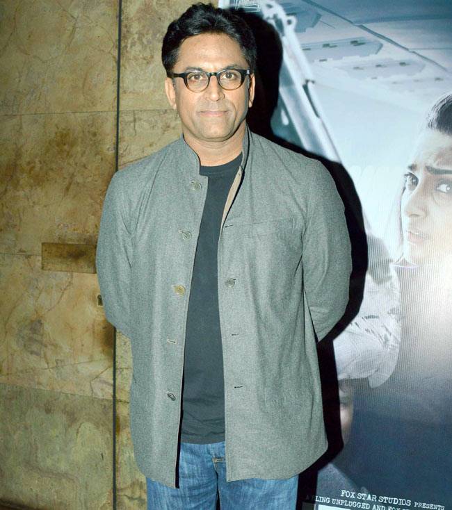 'नीरजा' के सॉन्ग लॉन्च पर टीम संग नजर आईं सोनम