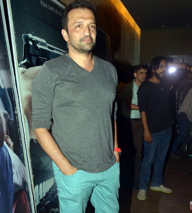 'नीरजा' के सॉन्ग लॉन्च पर टीम संग नजर आईं सोनम